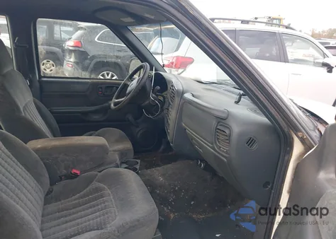 2000 Chevrolet S-10 Ls from USA, damaged, VIN 1GCCS1955YK271177